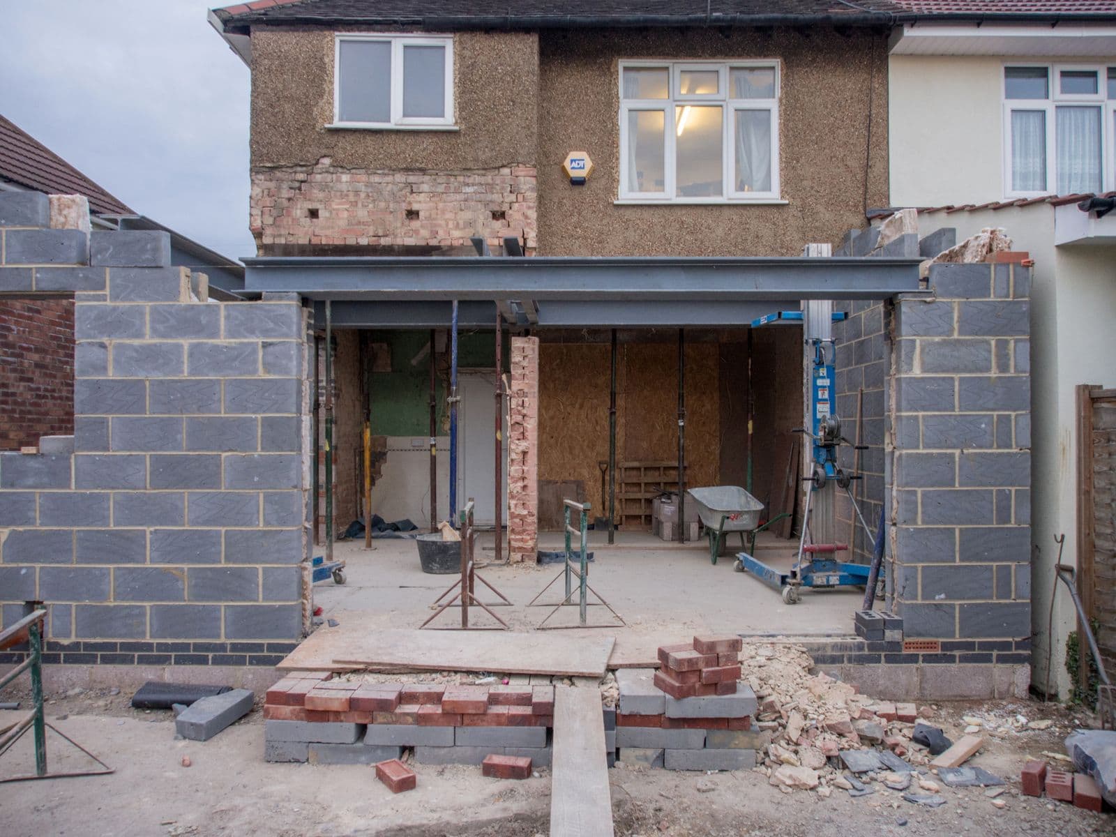 Uitbouw in aanbouw met doorgebroken achtergevel
